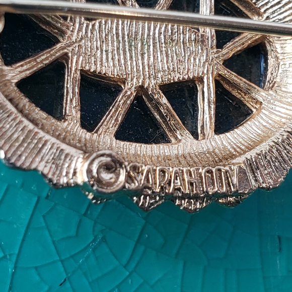 Sarah Coventry black & gold cameo brooch pin - Picture 7 of 7